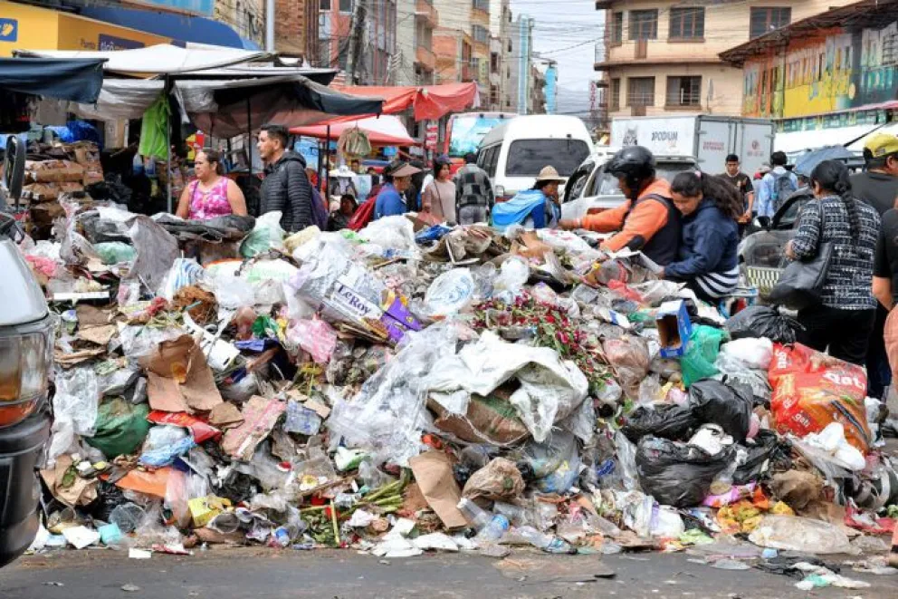 Basura acumulada en las calles, en Cochabamba. Foto: EFE (archivo)