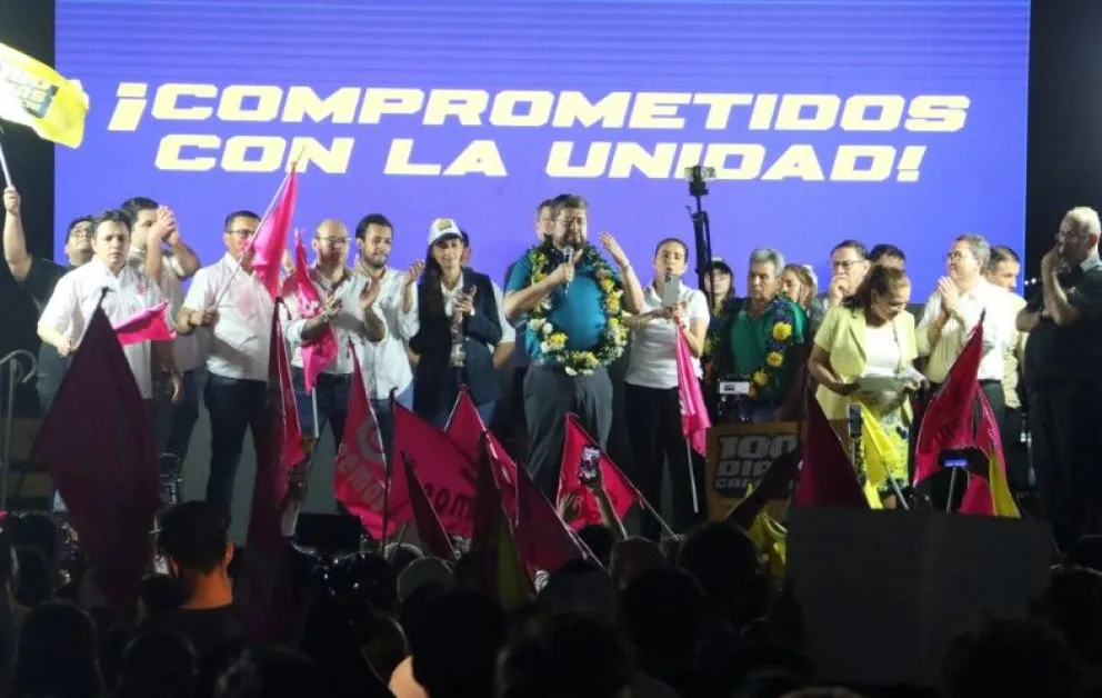 Líderes de Creemos y el hijo de Camacho participaron en una proclamación de Doria Medina en Santa Cruz de la Sierra. Foto: Prensa UN