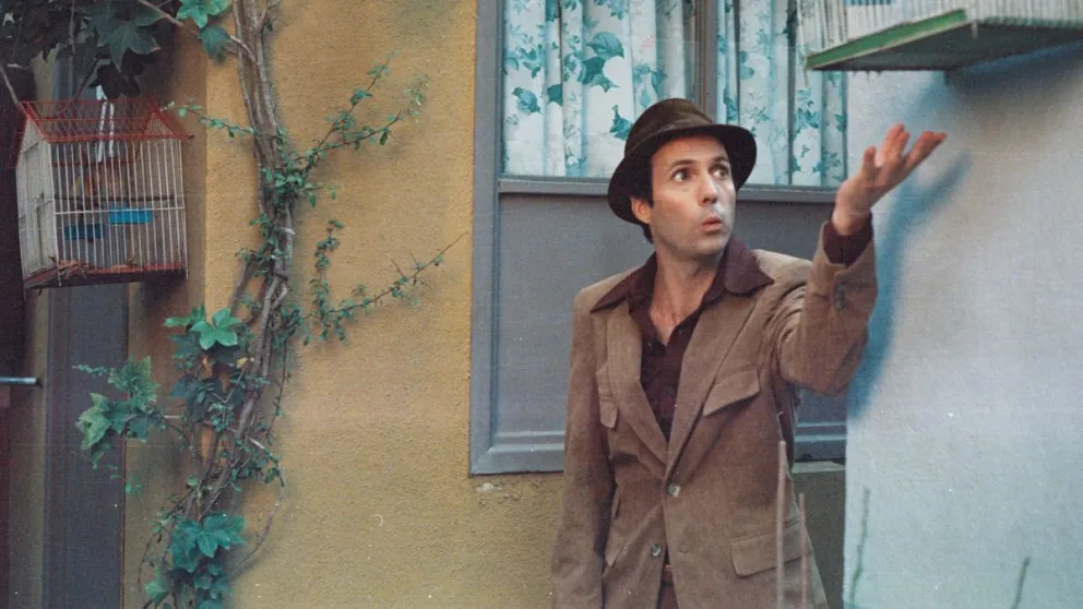 Escena de la serie con Pablo Cruz como Chespirito. FOTO: Max