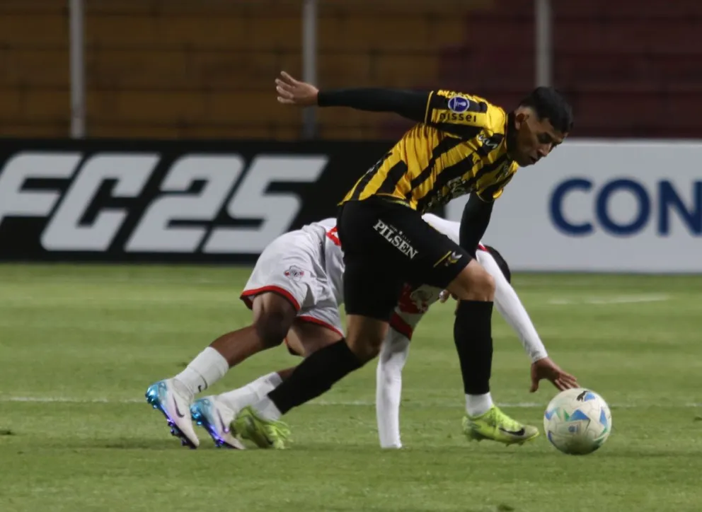 Una incidencia del juego que empataron Nacional y Guaraní, en Potosí. Foto: Agencia Marka Registrada