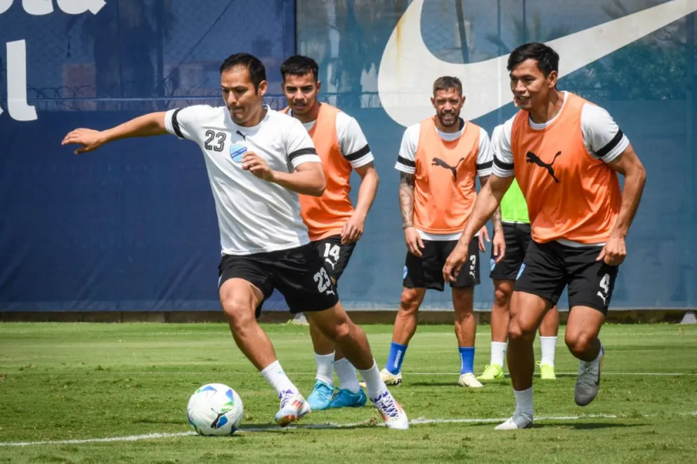 Justiniano (de blanco) domina la pelota en la práctica realizada en Lima. Foto: Club Bolívar.