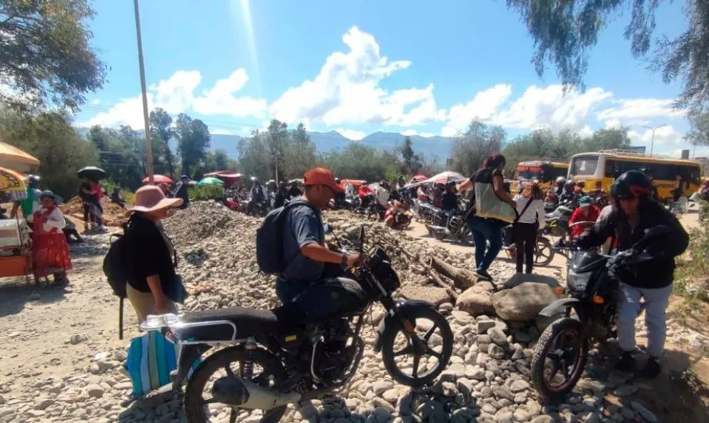 Bloqueo en Colcapirhua para impedir el ingreso de basura. Foto: Los Tiempos