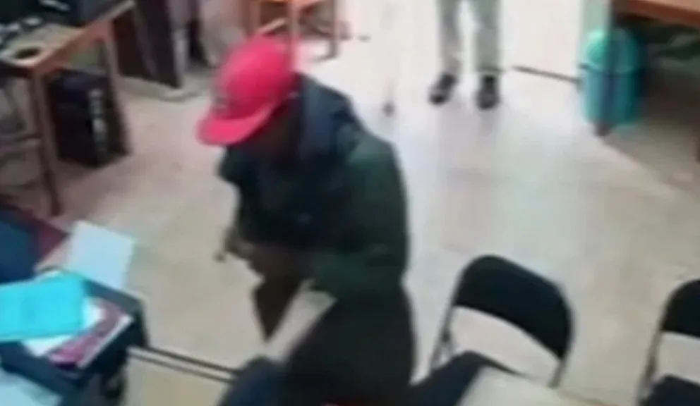 Imagen de una cámara de seguridad que muestra a uno de los delincuentes. Foto: Red Uno