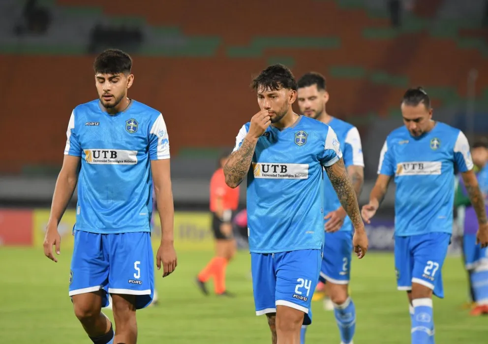 Jugadores de San Antonio se retiran derrotados de la cancha del Capriles. Fito: APG. 