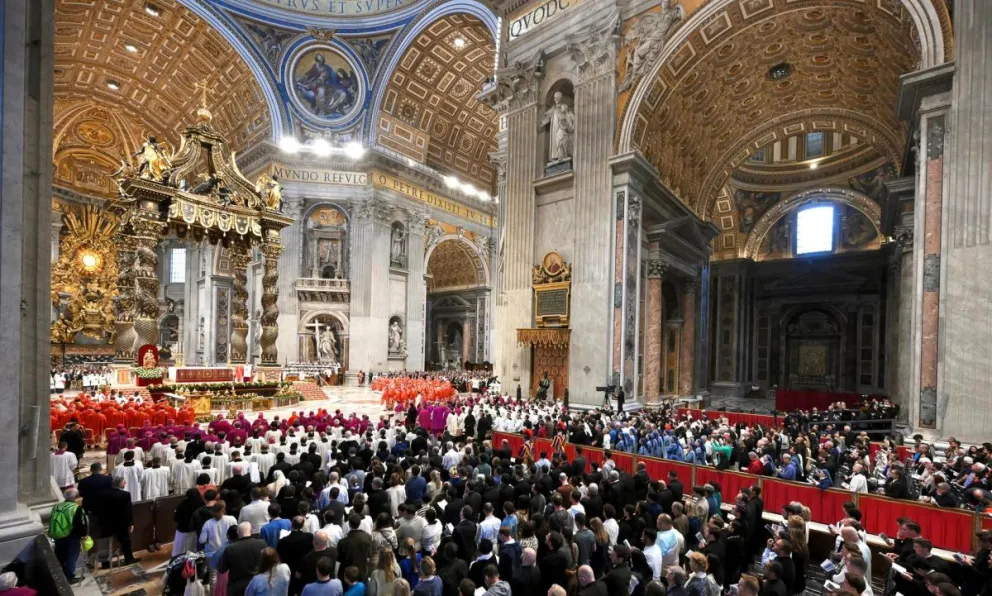 Cardenales y fieles asisten a la misa 'Pro eligendo pontifice', antes del inicio del cónclave. Foto: EFE