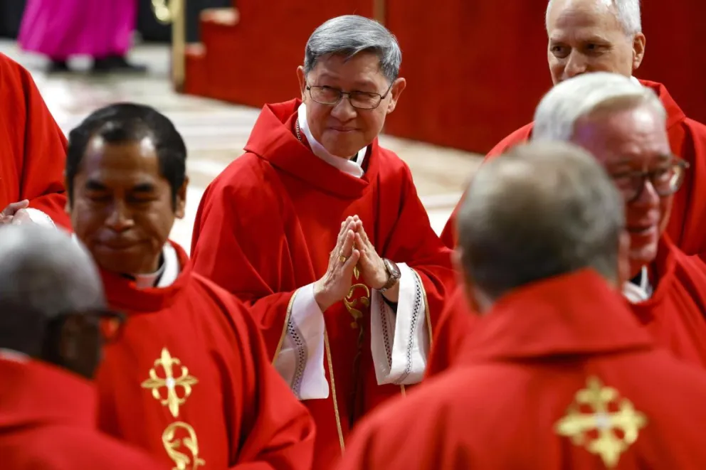  El cardenal Luis Antonio Tagle asiste a la quinta misa de novena semana en memoria del difunto papa Francisco en la Basílica de San Pedro. Foto: EFE
