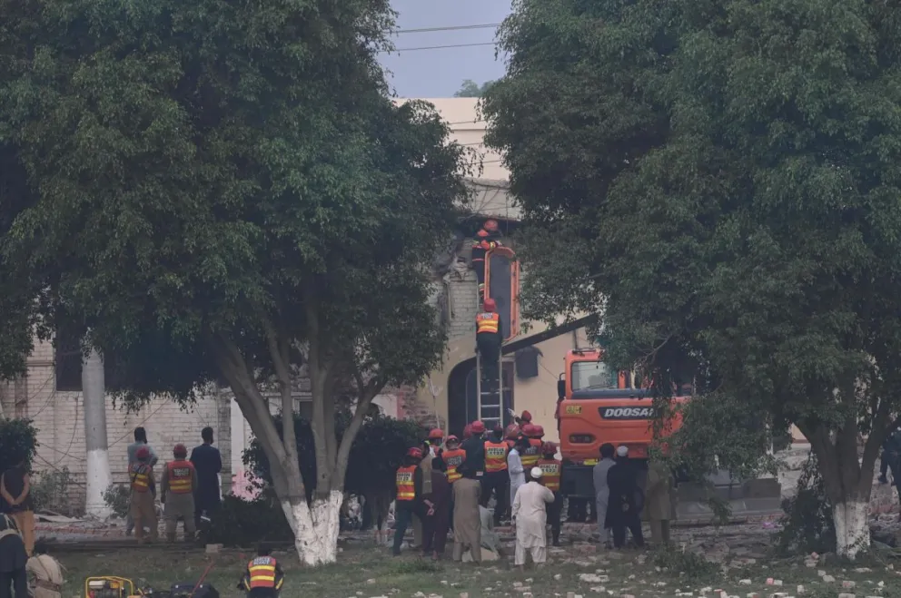 Rescatistas trabajan en el lugar del ataque con misiles indios cerca de Muridke, provincia de Punjab, Pakistán. Foto: EFE