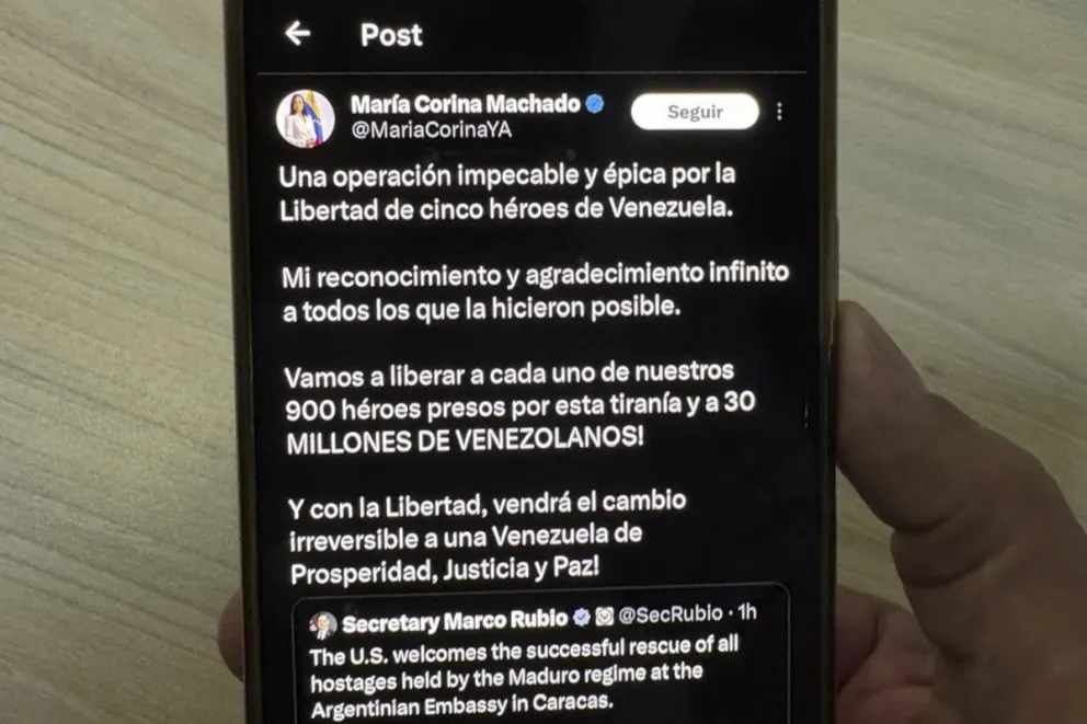 Una persona lee un mensaje en la cuenta en X @MariaCorinaYA de la líder opositora venezolana María Corina Machado. Foto: EFE