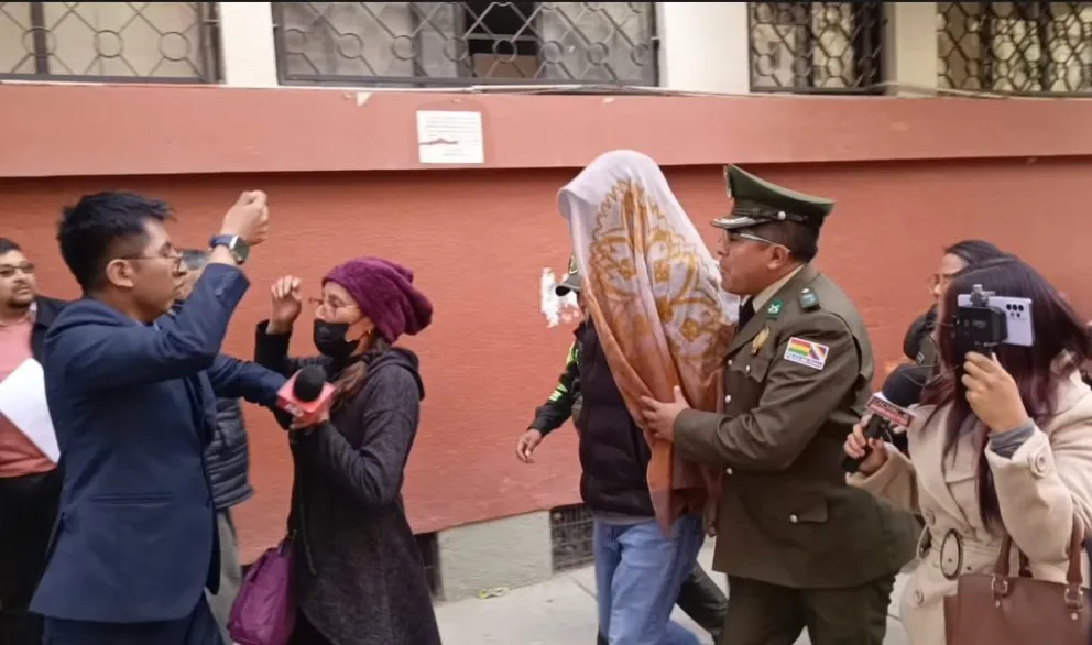 El funcionario municipal custodiado por policías. Foto: ABI