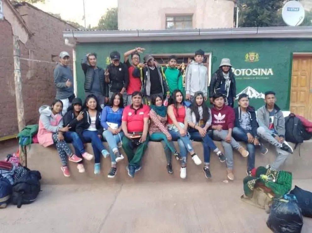 Ayala rodeado de estudiantes, en una imagen de archivo. Foto: Leonel Mamani M. en Facebook