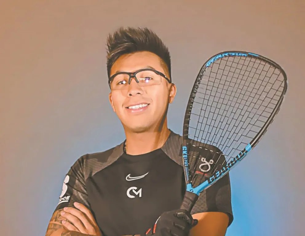 El chuquisaqueño con su raqueta. Foto: Conrrado Moscoso.