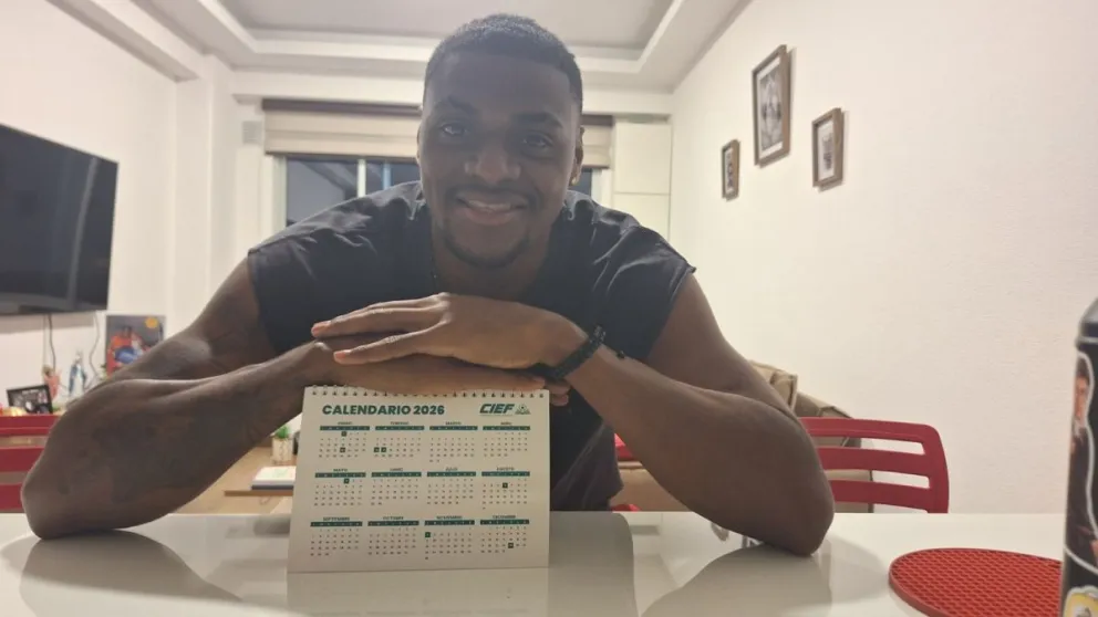 González posa con un calendario. Foto: Jorge Asturizaga.