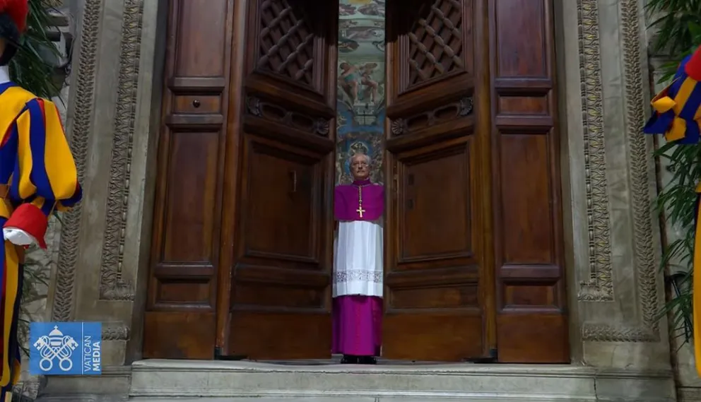 Uno de los religiosos del Vaticano cierra la puerta de la Capilla Sixtina . Foto: Vatican News