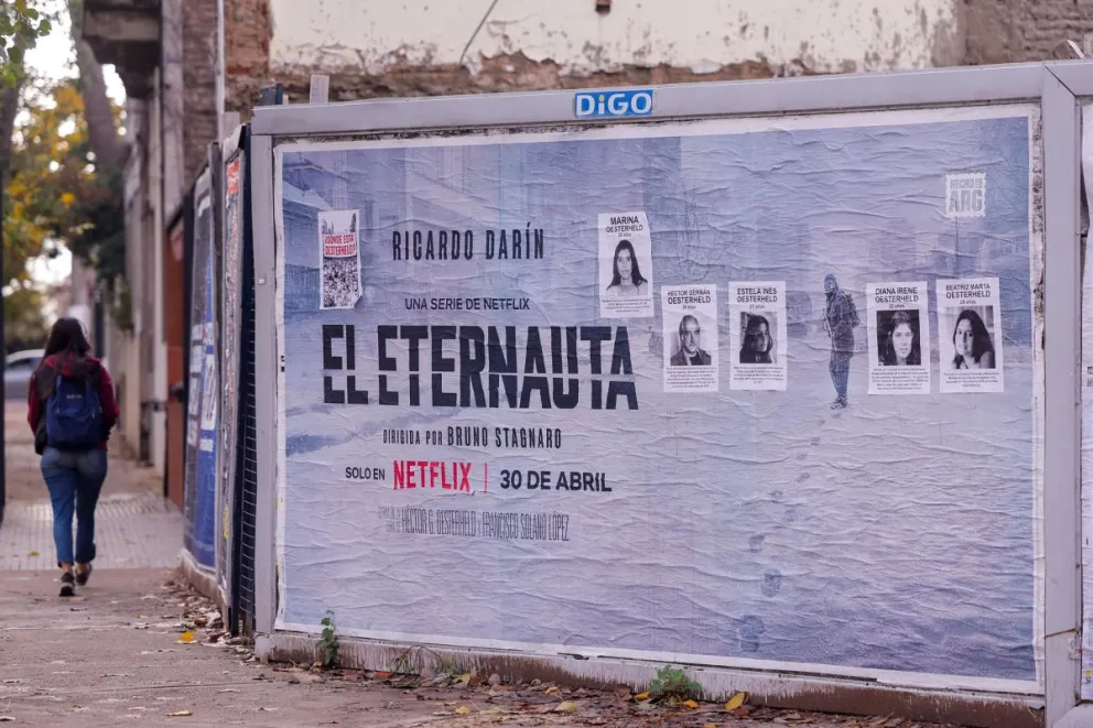 Fotografía de un cartel de la serie 'El Eternauta' intervenido por organizaciones de derechos humanos este miércoles, en Buenos Aires. Foto: EFE