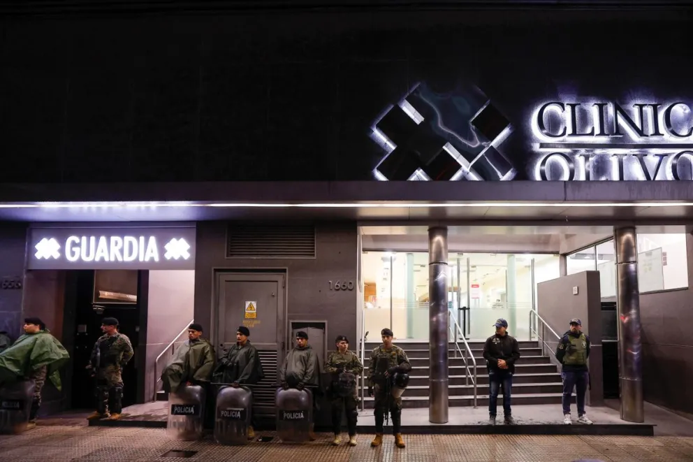 Agentes de la Gendarmería Nacional Argentina (GNA) custodian la entrada de la Clínica Olivos. Foto: EFE.