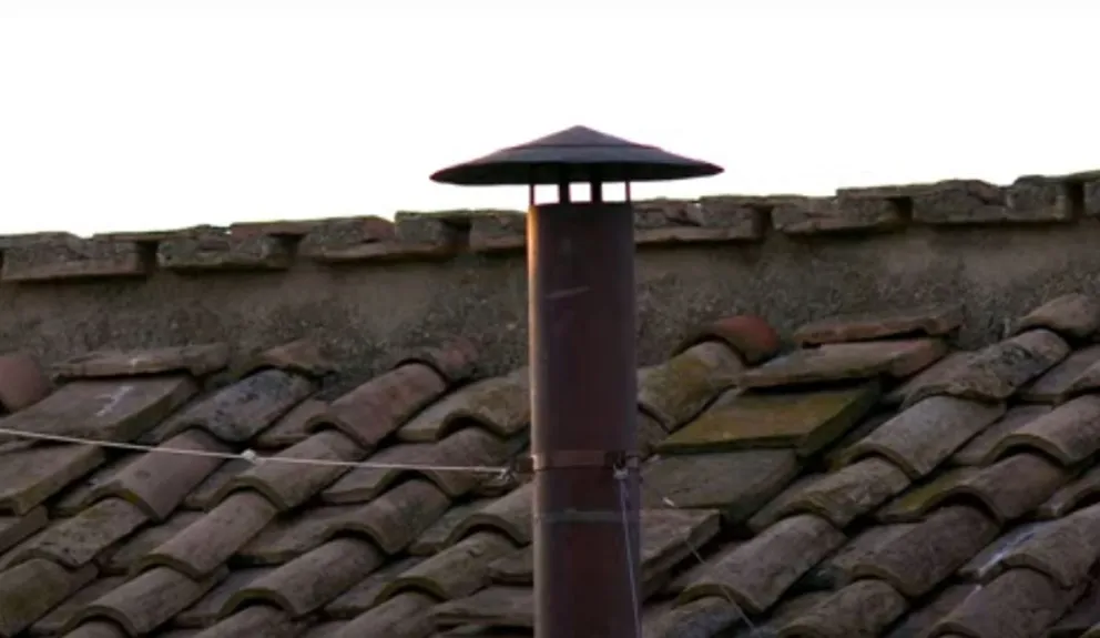 La chimenea de la Capilla Sixtina, desde donde saldrá humo blanco, o negro. Foto: Captura de video