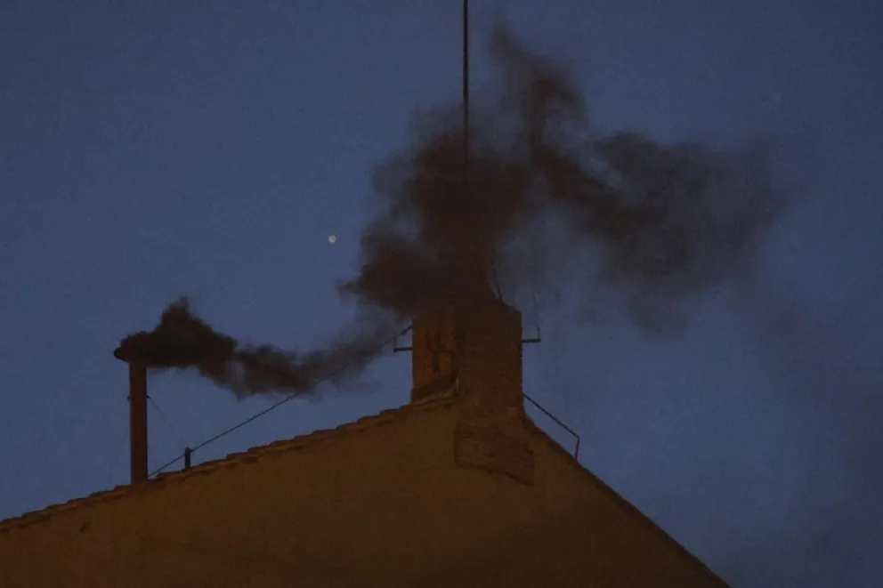 Humo negro sale de la chimenea en el tejado de la Capilla Sixtina en el primer día del cónclave para elegir a un nuevo papa en la Ciudad del Vaticano. Foto: EFE