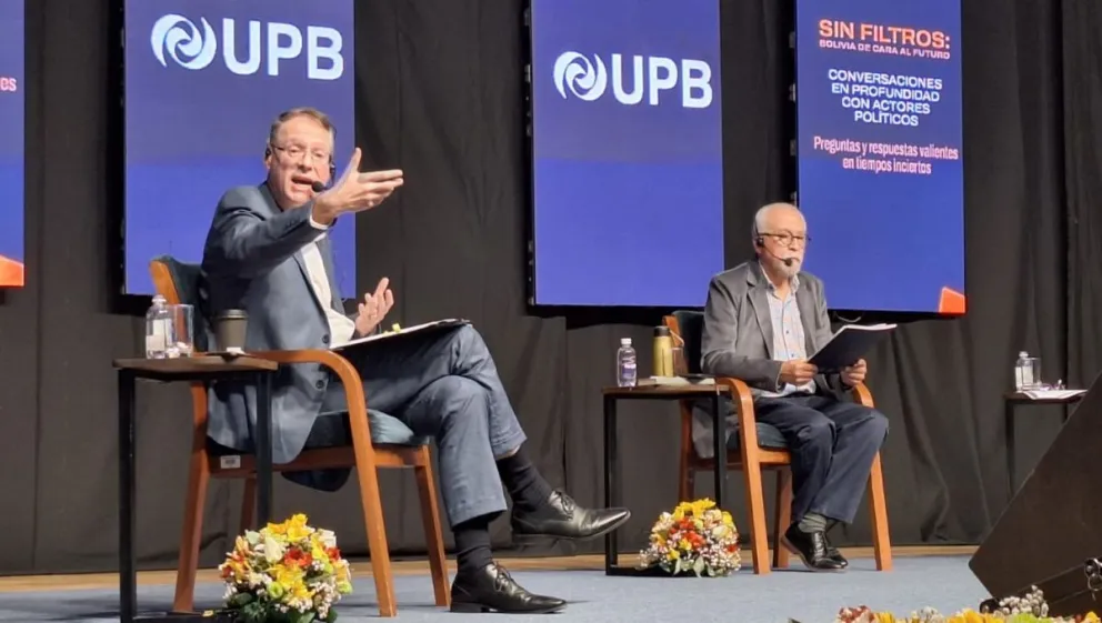 El candidato presidencial Jaime Dunn junto al moderador Mauricio Antezana, este miércoles. Foto: Foto. M Belmonte