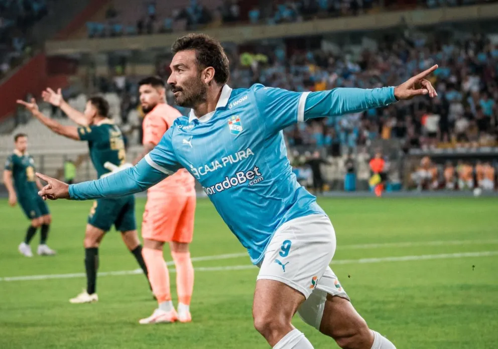 Cauteruccio celebra su gol ante la desazón de los jugadores de Bolívar. Foto: Sporting Cristal.