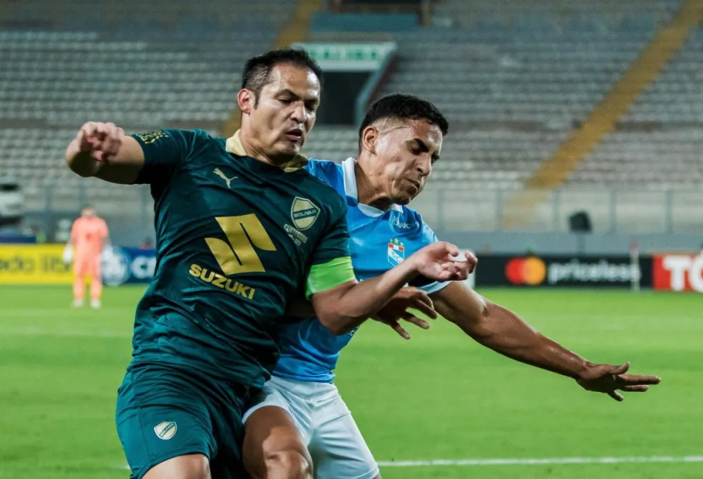 Justiniano (izq.), capitán de Bolívar, lucha por la pelota con un rival. Foto: Sporting Cristal.