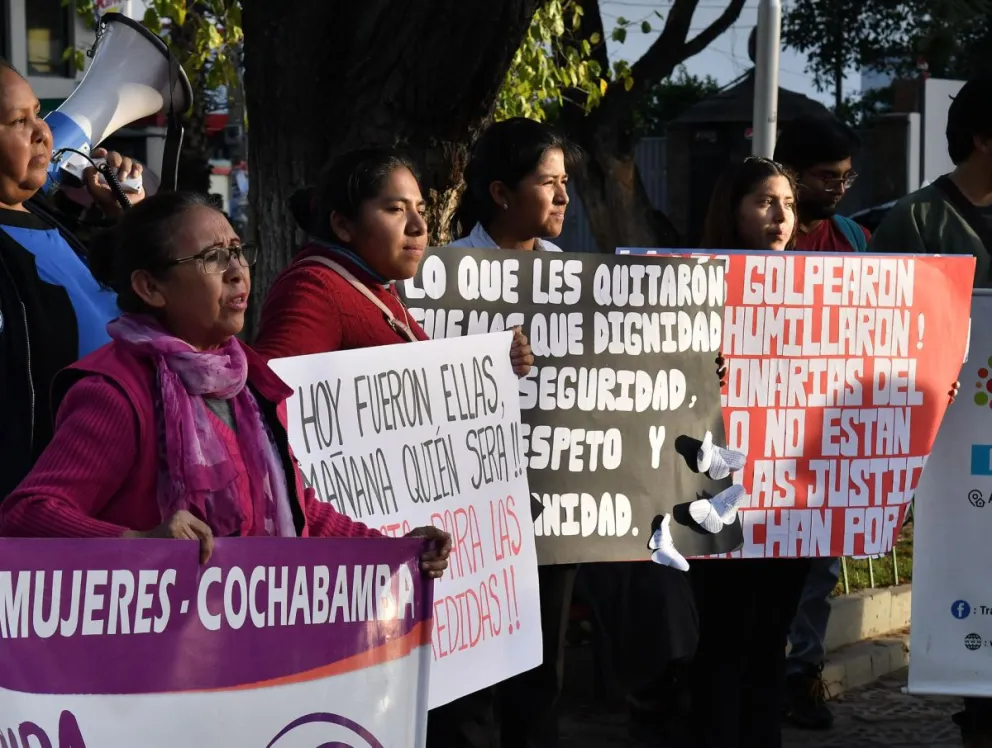 Integrantes de la Red contra la Violencia a las Mujeres Cochabamba protestan este miércoles, en Cochabamba. Foto: EFE