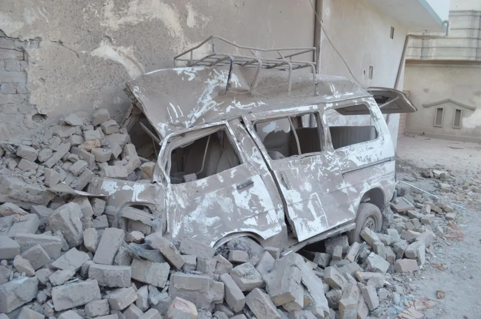 Un auto destruido tras el ataque de India con misiles cerca de Bahawalpur, provincia de Punjab, Pakistán. Foto EFE