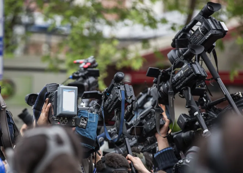 Una imagen referencial sobre periodistas en cobertura. Foto: Freepik
