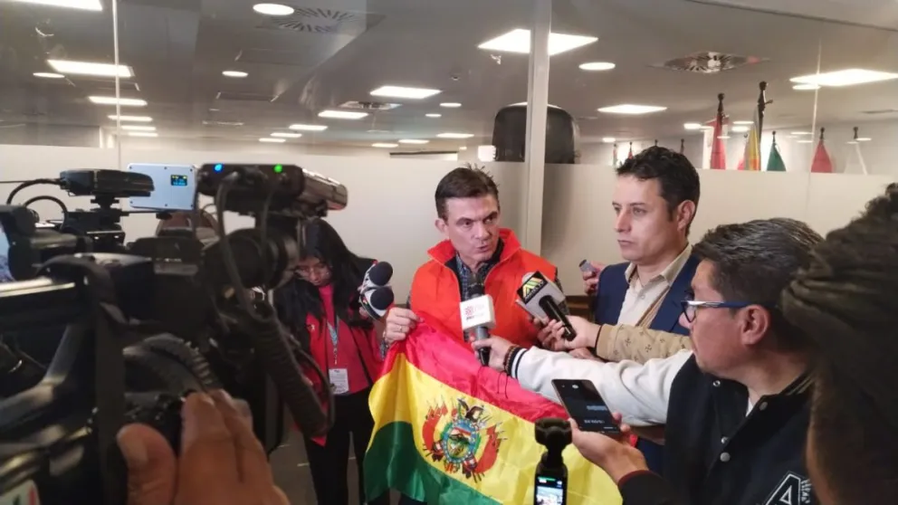 Paz y Lara durante el llamado de este jueves. Foto: Prensa de Rodrigo Paz