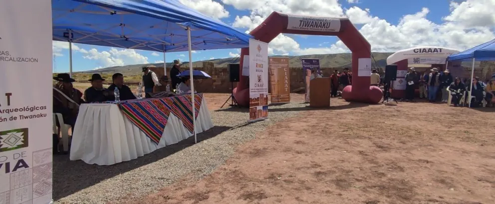 Autoridades en el inicio de las labores de mantenimiento de la pirámide de Akapana. Foto: CIAAAT.