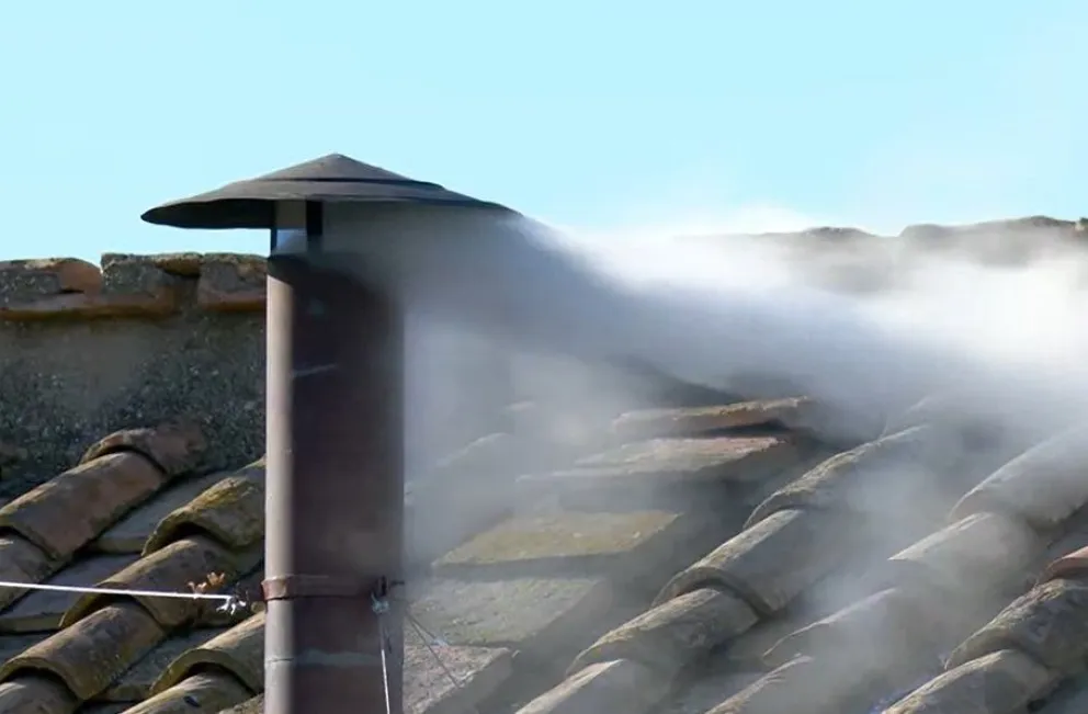 El humo blanco que confirmó la elección del nuevo Papa. Foto: Vatican media