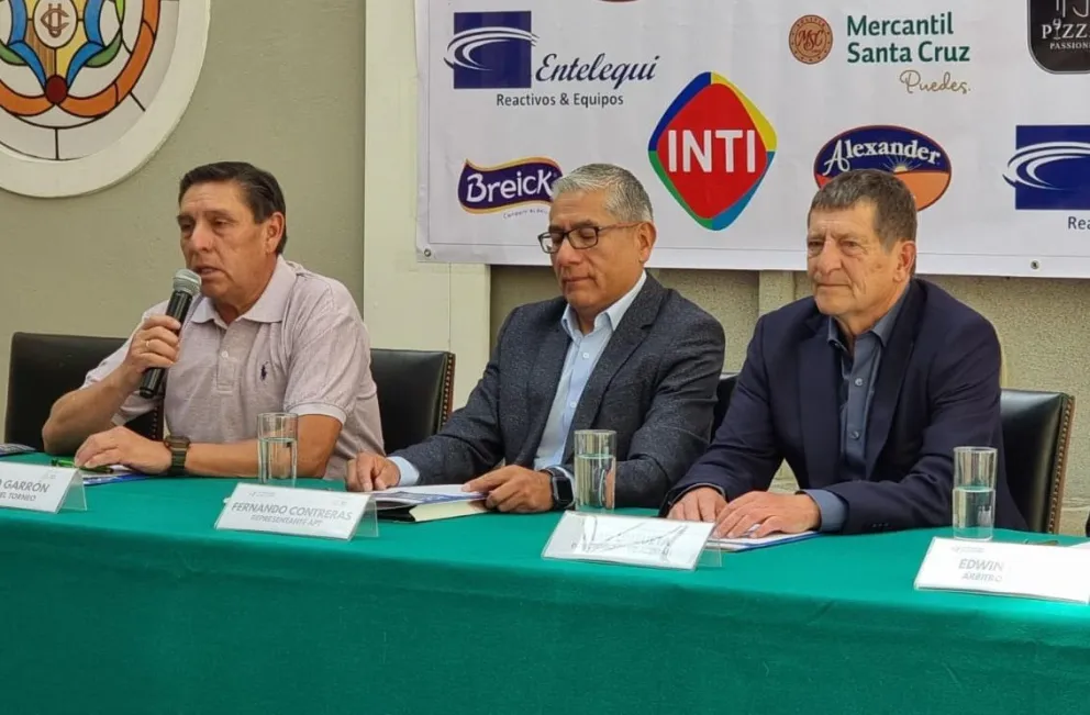 Garrón (izq.) habla durante la conferencia de prensa de este jueves. Foto: Federación Boliviana de Tenis.