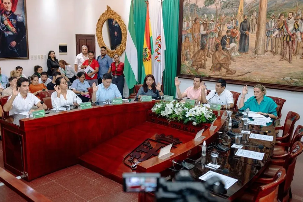 La nueva directiva del Concejo Municipal de Santa Cruz el momento de la elección de las comisiones. Foto: GAMSC 