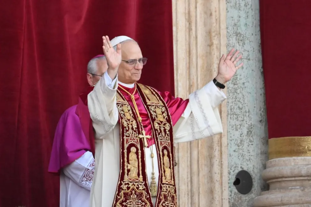 El nuevo papa León XIV, el cardenal estadounidense Roberto Francisco Prevost, bendice a los fieles desde el balcón de la Basílica de San Pedro en el Vaticano. Foto: EFE