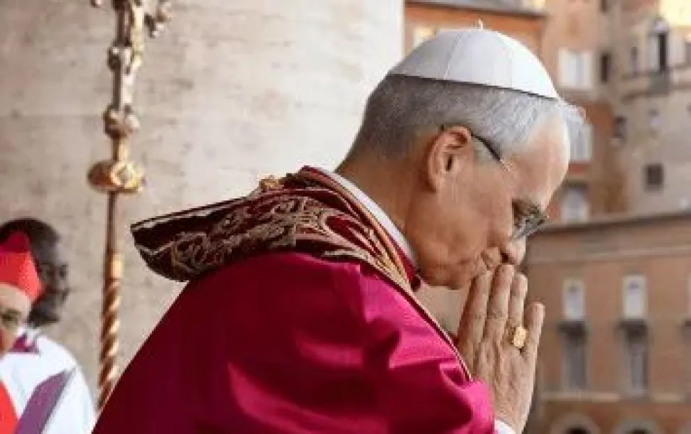 El papa León XIV en oración. FOTO: EFE