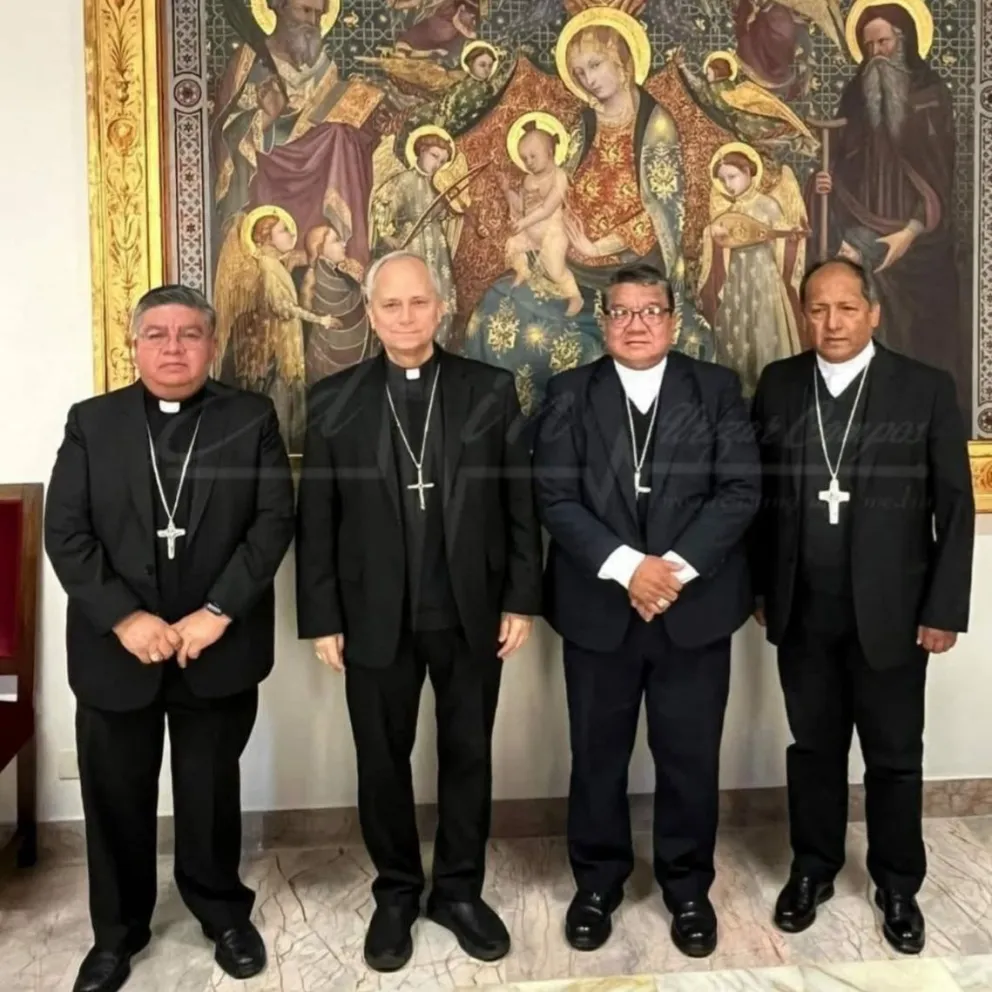 El papa León XIV, entonces obispo, con las autoridades episcopales bolivianas. FOTO: Facebook