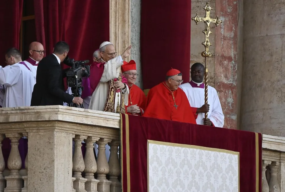 El recién elegido papa León XIV, el cardenal Robert Francis Prevost, saluda a los fieles desde la Basílica de San Pedro, Ciudad del Vaticano. Foto: EFE