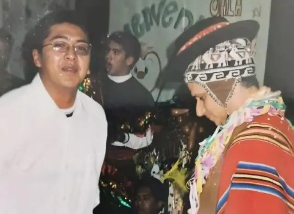El sacerdote Saúl Mamani (Izquierda) junto a Prevost, quien llevaba un poncho y chullo (Derecha) en su visita a La Paz en 2007. Foto: Unitel