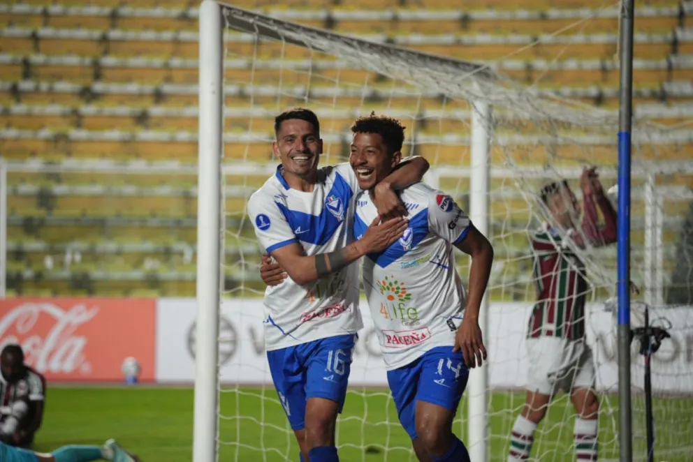 Calero (der.) celebra su gol junto a Arismendi. Foto: APG.