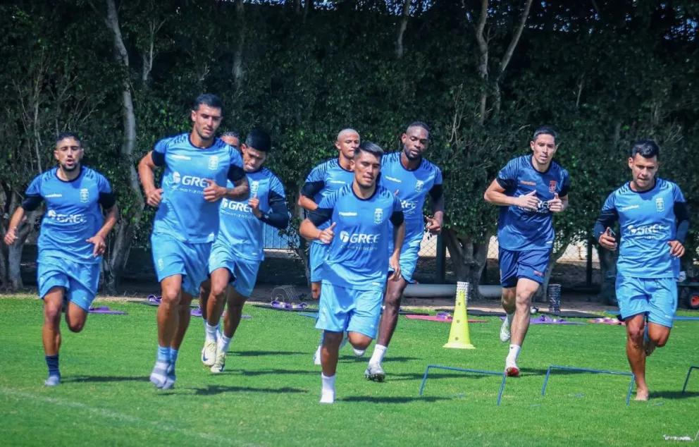 El conjunto celeste de Santa Cruz cerró el jueves su preparación para el lance de este viernes. Foto: Blooming 