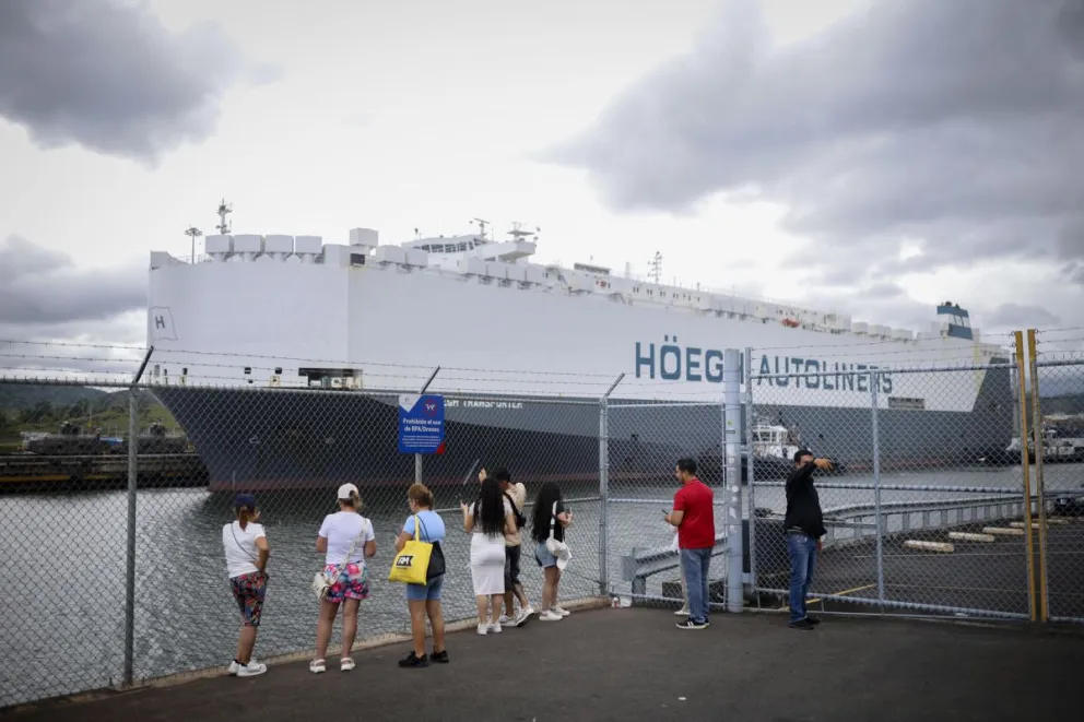 Personas observan el tránsito de un buque de carga en las esclusas de Pedro Miguel este lunes, en el Canal de Panamá, en Ciudad de Panamá (Panamá). Foto: EFE
