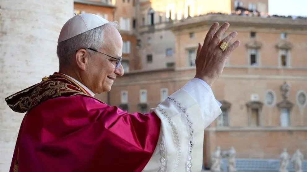 El papa León XIV saluda desde el balcón de la Plaza de San Pedro. Foto: Vatican News