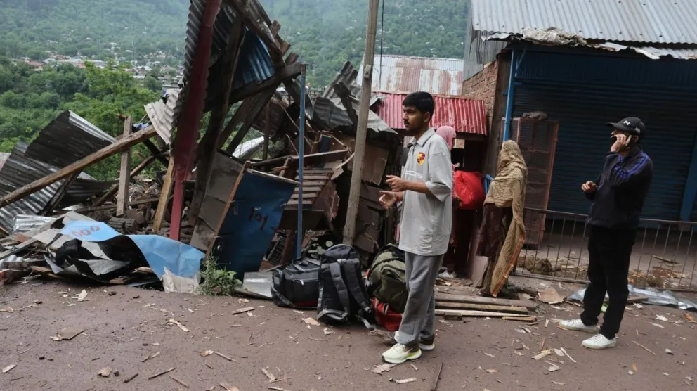 Habitantes de Cachemira india inspeccionan una casa dañada por los bombardeos transfronterizos desde Pakistán. Foto: EFE