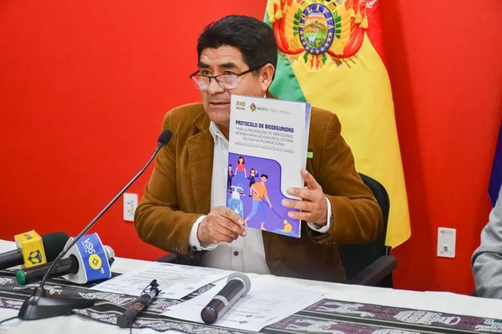 El ministro Omar Veliz con el "protocolo de seguridad". Foto: Ministerio de Educación
