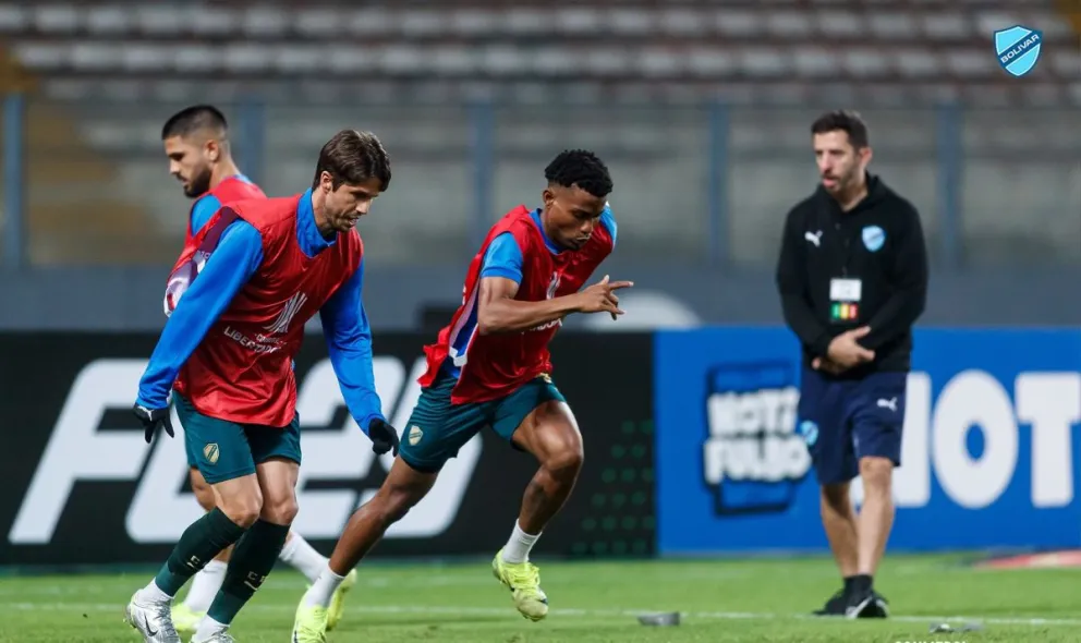 Jugadores del plantel celeste en el calentamiento previo al cotejo con Sporting Cristal. Foto: Club Bolívar.