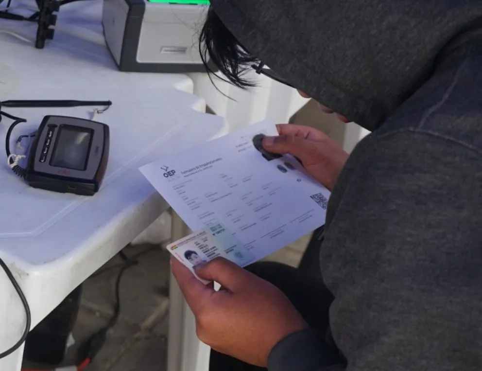Un joven se empadrona en una de las oficinas del Sereci. Foto: APG