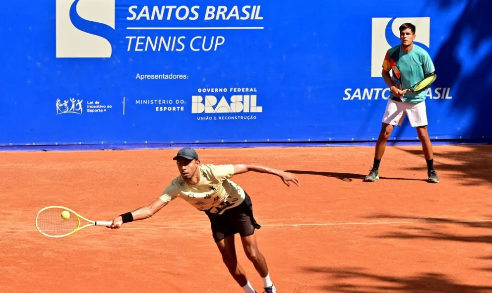 Arias (izq.) se esfuerza para llegar a la pelota en el partido de semifinales. Foto: Instituto Sports.