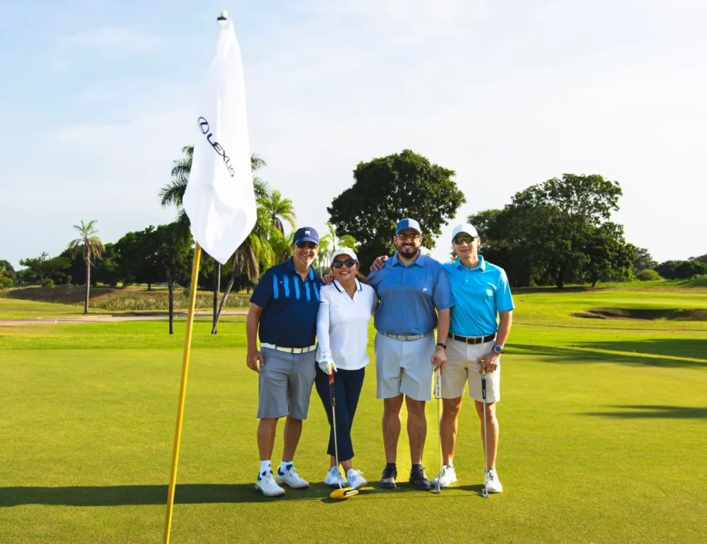 Un grupo de golfistas en una pasada edición del torneo. Foto: Abierto Copa Lexus.