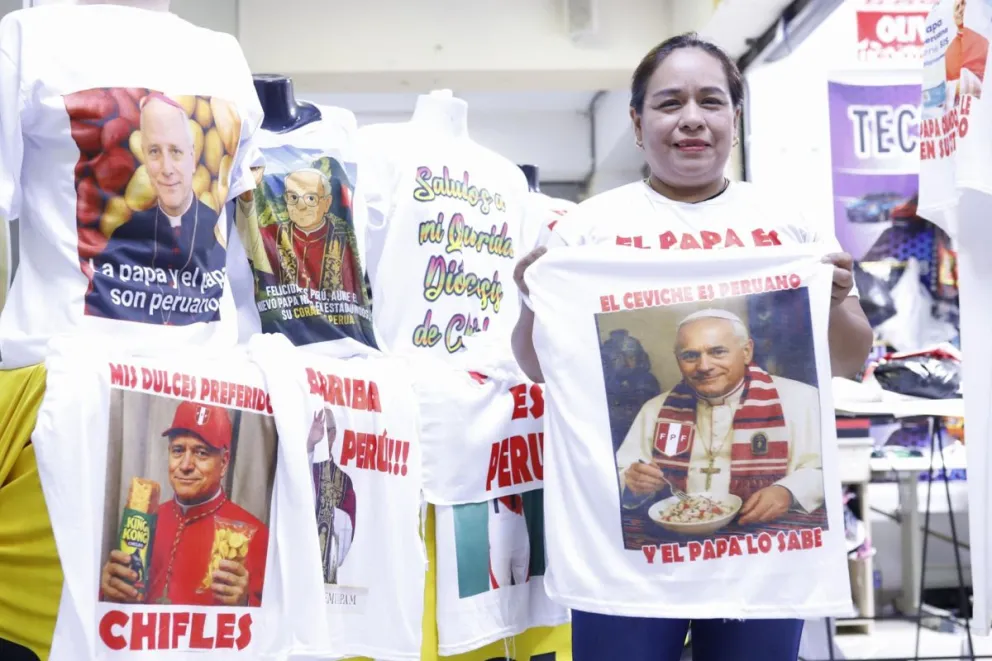La confeccionista Susana Saldaña posa con una camiseta con la imagen del papa León XIV este viernes, en Lima (Perú). Foto: EFE