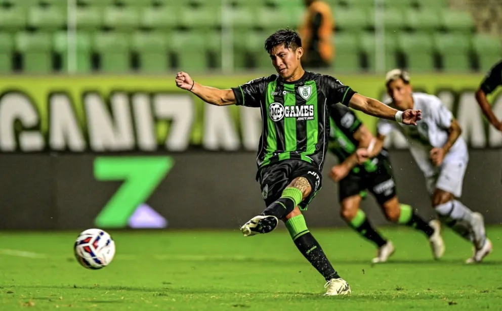Miguel Terceros en acción en un partido del Brasileirao B. Foto: América MG.