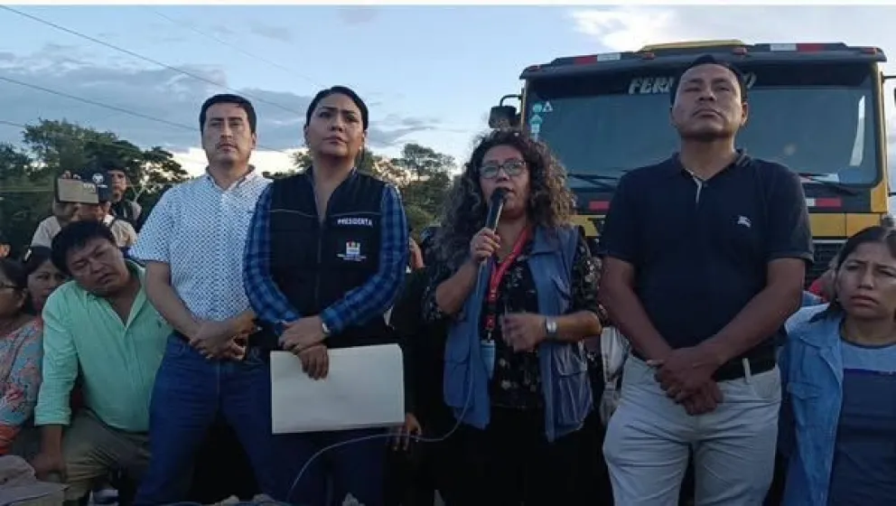 Autoridades en el punto de bloqueo para explicar el avance del diálogo. Foto: Delegación Defensorial de Santa Cruz